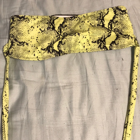 A snakeskin bikini - Picture 5 of 5